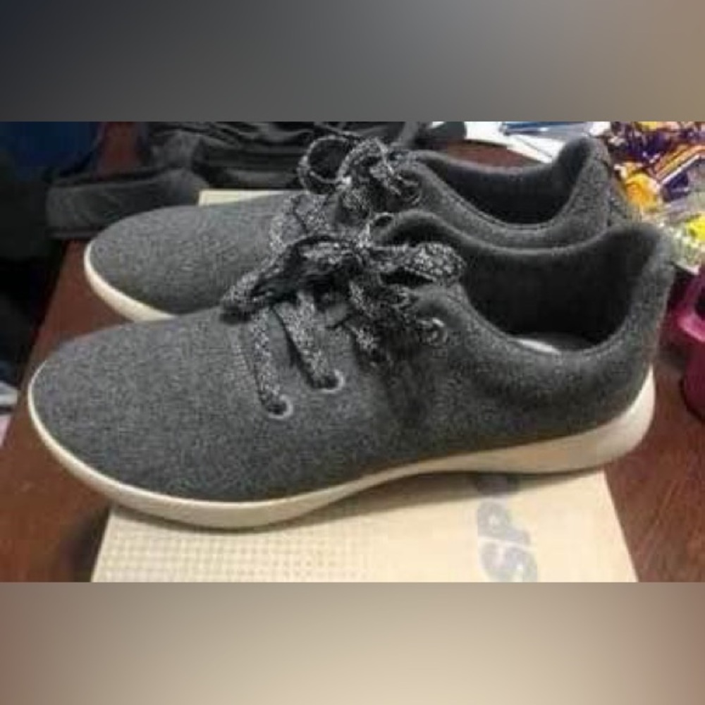 Men’s size 10 JSport gray tennis shoes- new